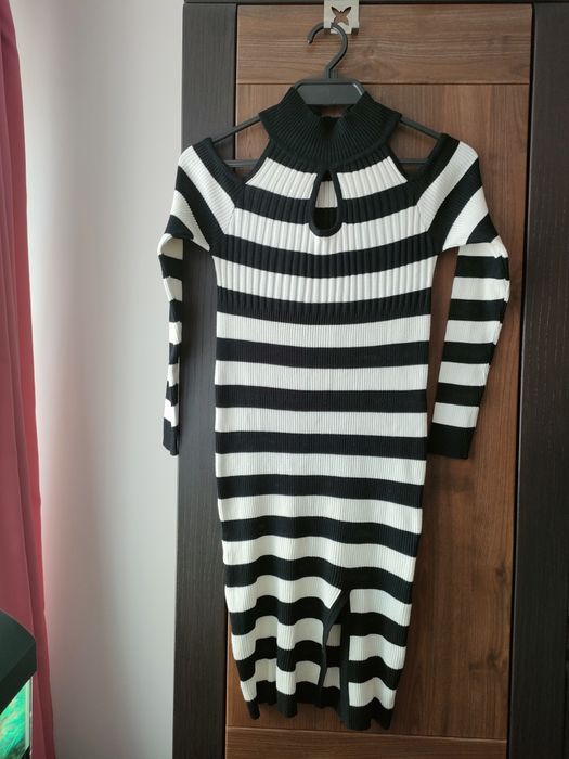 Piękna czarno-biała sukienka w paski M sweterkowa sukienka z golfem