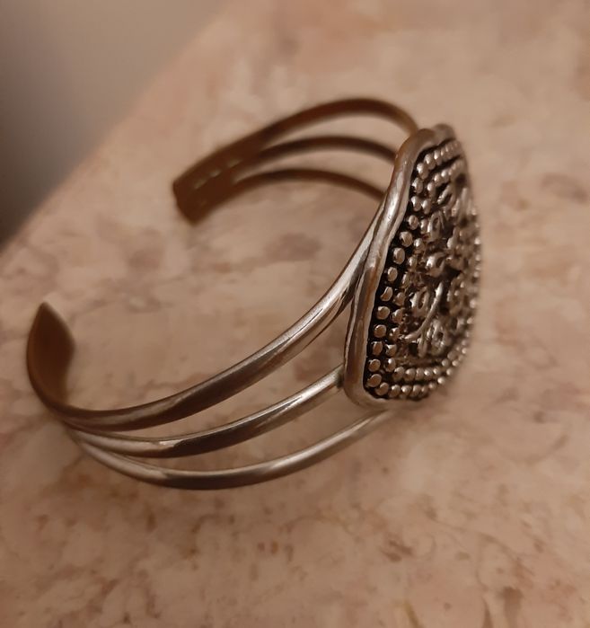 Pulseira prateada invulgar
