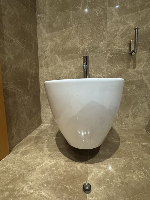 Bidé suspenso com ferragens