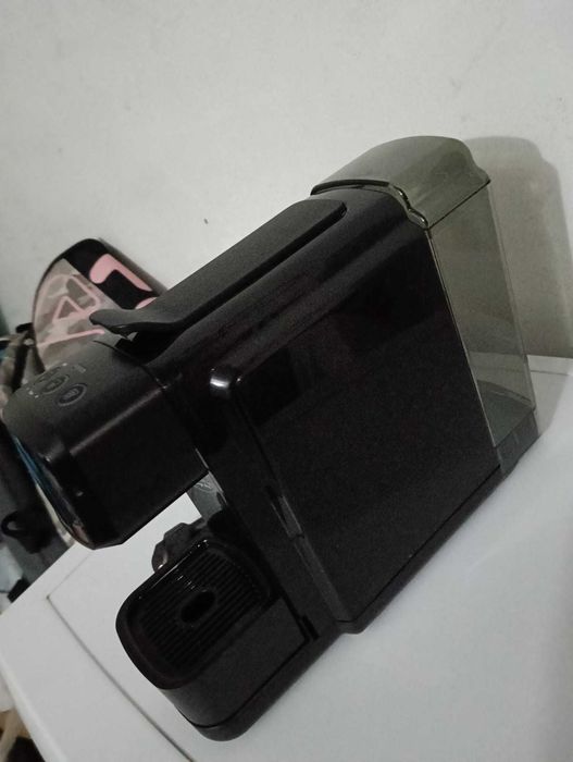 Máquina de Café para Cápsulas – Compacta, Elegante e Funcional!