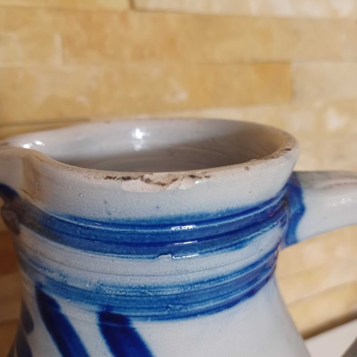Stare, malowane naczynia ceramiczne
