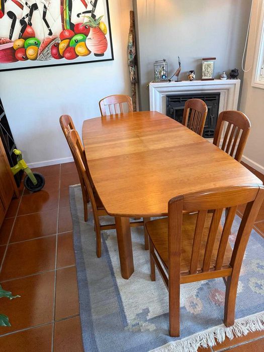 Conjunto de Sala de Jantar com uma mesa, 6 cadeiras e 1 aparador
