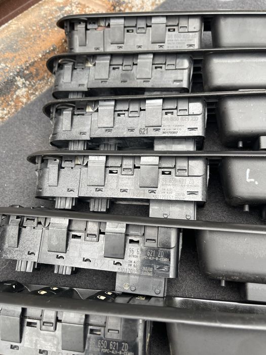 Блок управління склопідіймачами Пежо 3008 5008