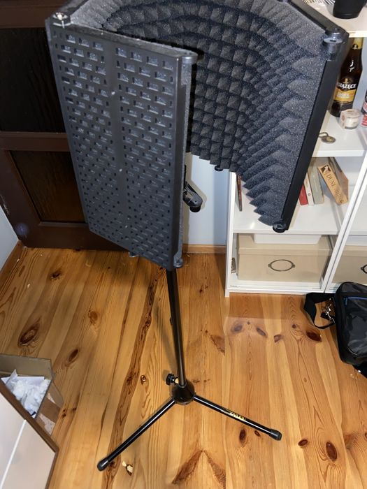 Stojak na mikrofon Hercules z kabiną wokalna