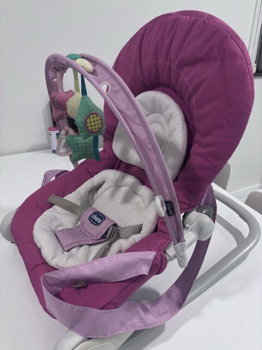 Espreguiçadeira Chicco Rosa Reclinável com Brinquedos
