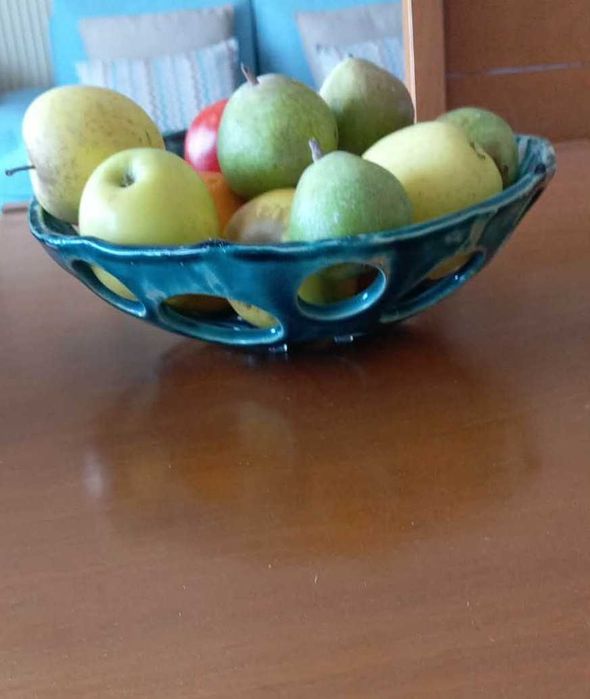 Taça decorativa, em cerâmica artesanal. Cor verde com pequenas manchas bege