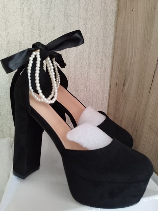 Туфлі на високому каблуку, дуже жіночні та гарні