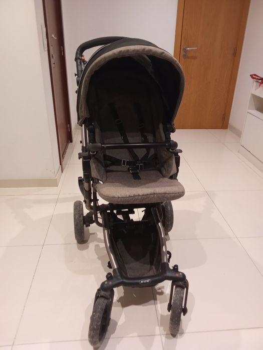 Carinho de bebê juntamente com ovo