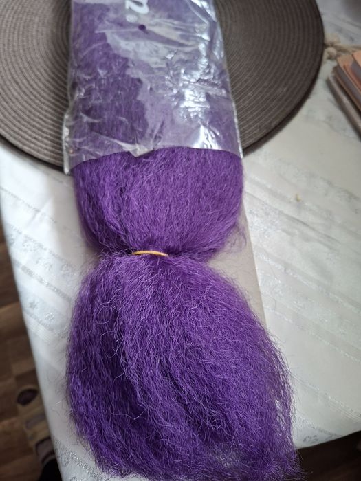 Włosy syntetyczne do warkoczyków.