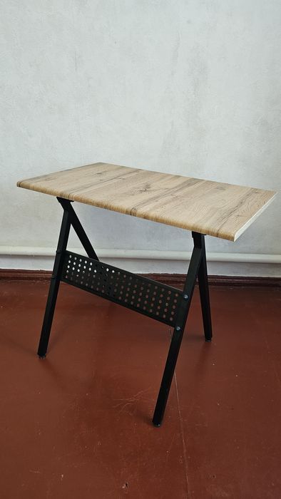 Компьютерний столик, шкільна парта.