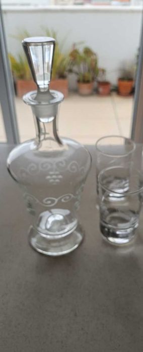 Copos e garrafa lapidados com desenhos florais