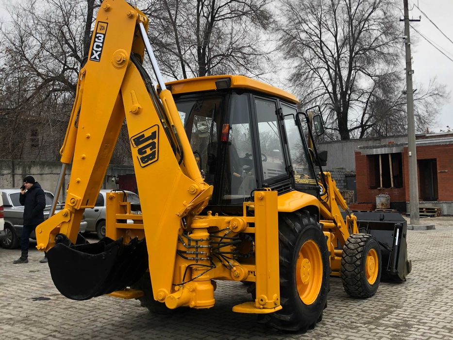 Экскаватор Джисиби и самосвалы