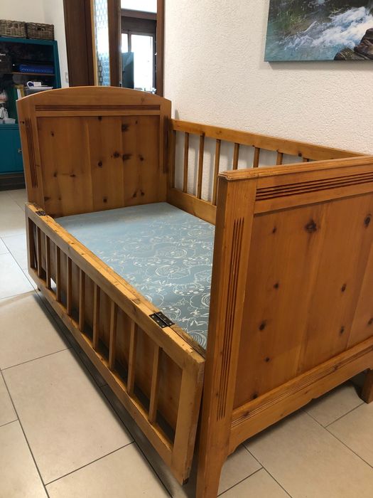 Cama de bebé em madeira com grades