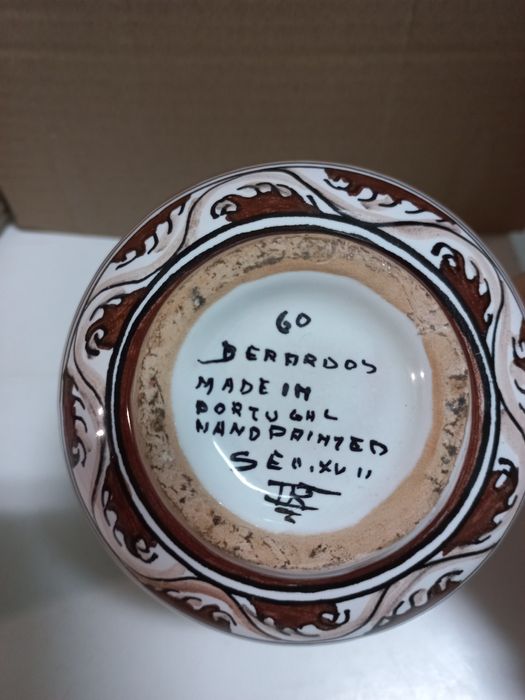 Açucareiro em faiança decorativa de Coimbra - peça numerada.
Pintado à