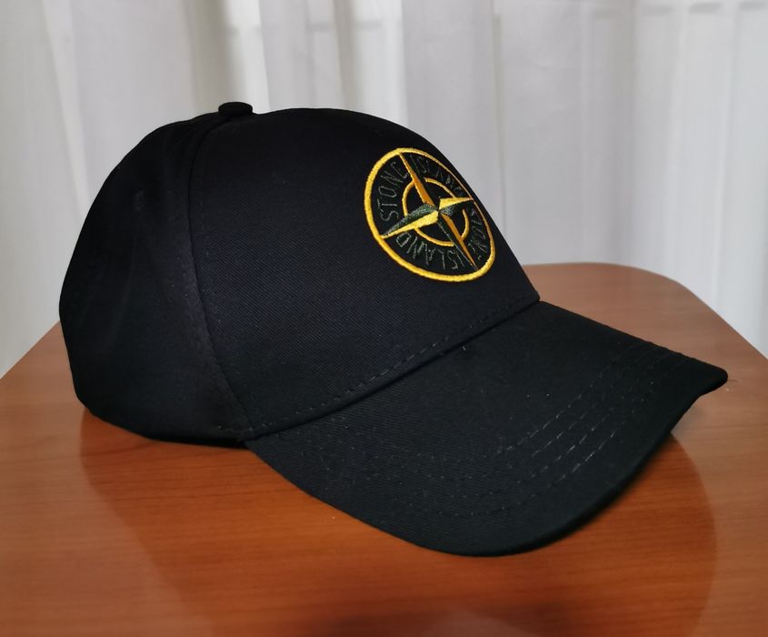 Чорна бейсболка Stone Island.