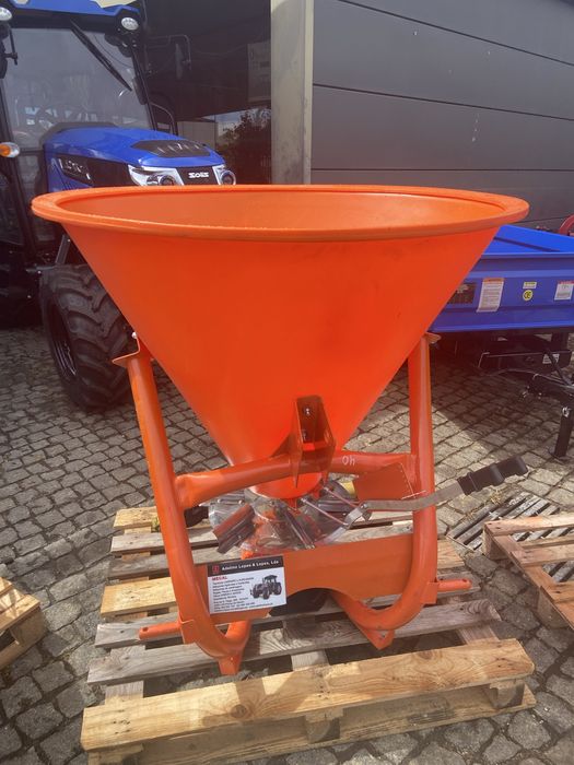 Distribuidor de adubo em fibra 200/300kg com prato inox