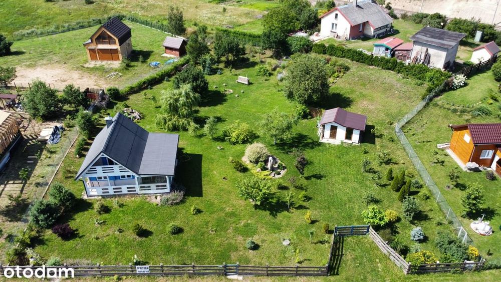 drewniany domek nad jeziorem
