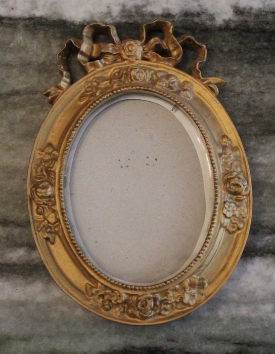Moldura vintage, anos 60 em marfinite pintada a dourado