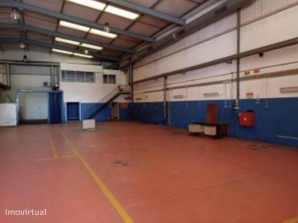 Armazém para arrendar em Sacavém