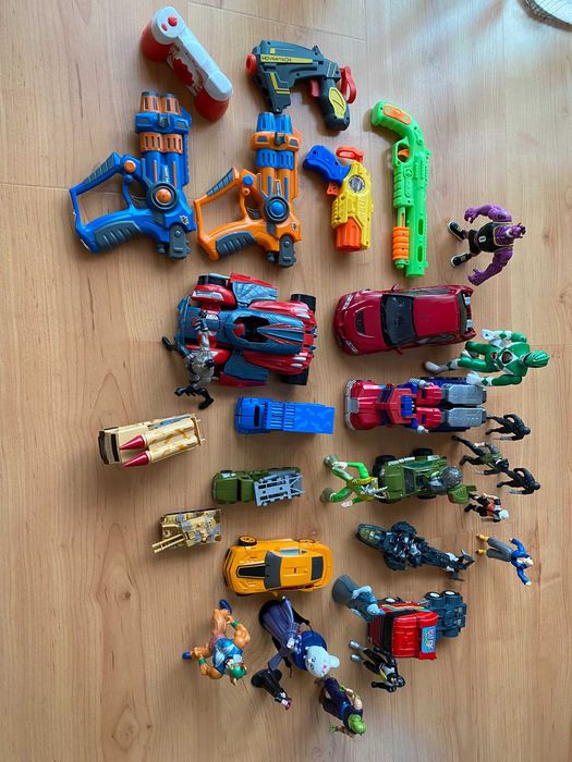 Brinquedos diferentes: figuras, carros, transformers