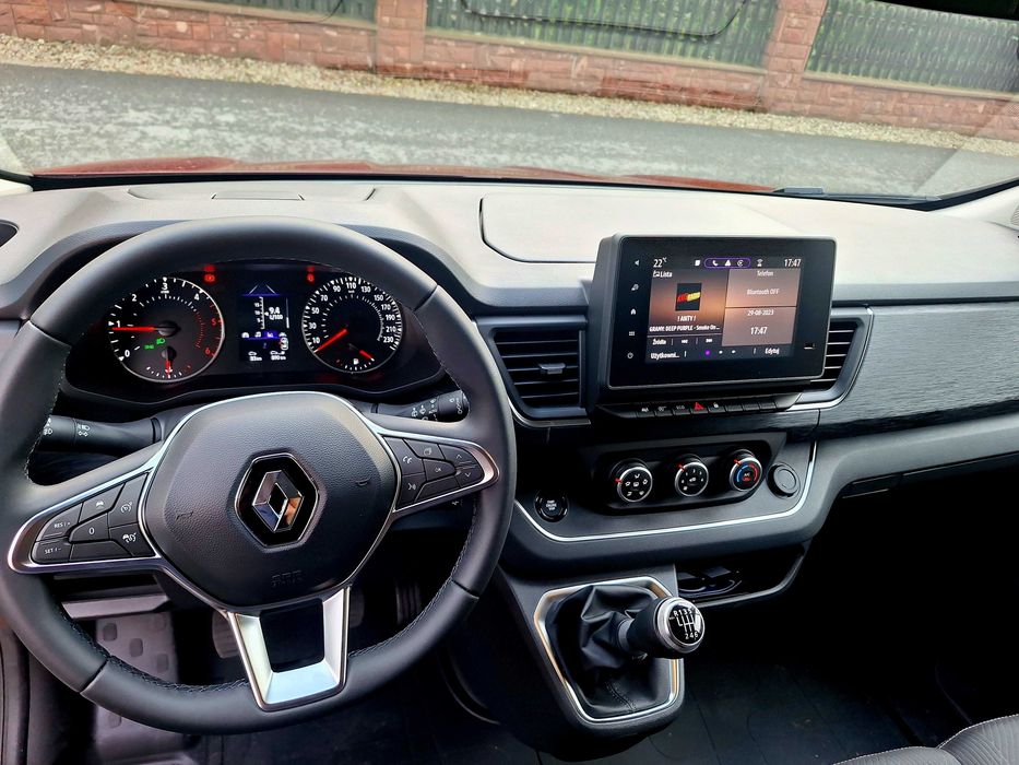 Nowy Renault Trafic LONG 9 osobowy - Wynajem busów Lato 2026