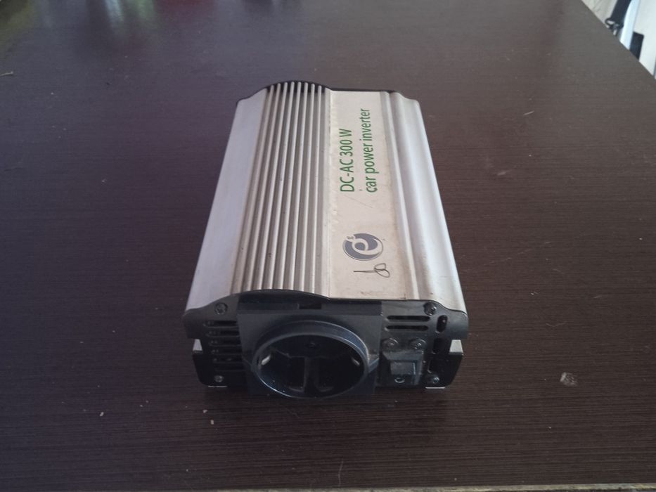 Преобразователь тока 12 V DC-230 V AC up 1.3 A.