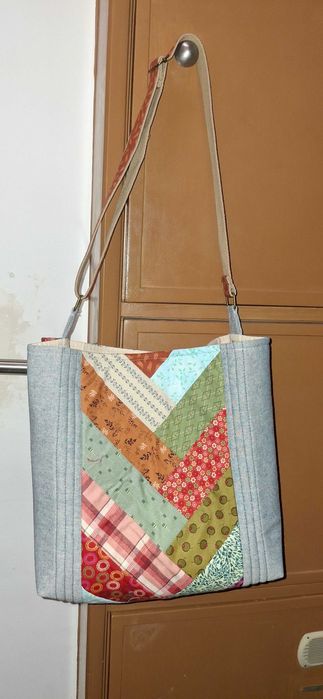 Tote bag com trança francesa e quadrados.