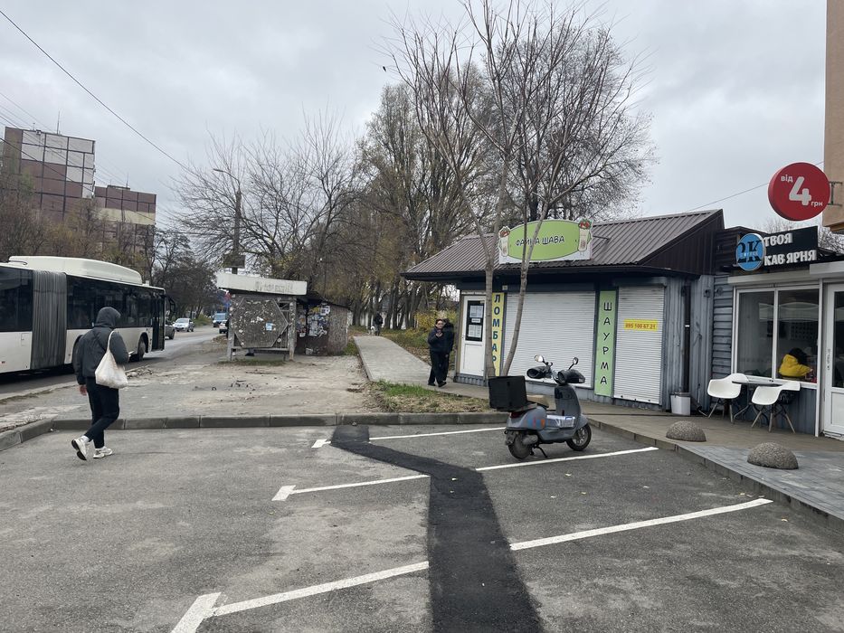 Оренда магазину, 30 м. Зупинка, фасад, Парковка.