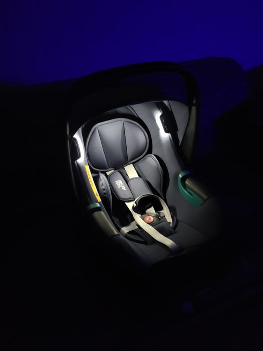 Britax Romer 
britax
römerrömer
with FLEX BASE
iSENSE BR Indigo Bluew