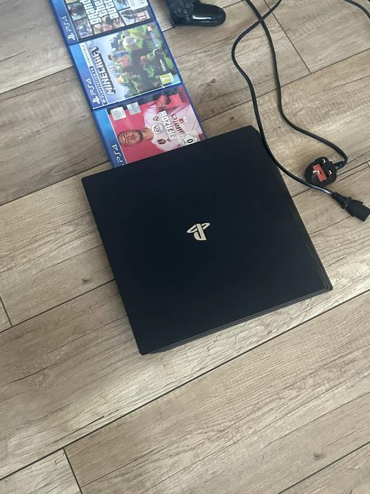 Sprzedam PS 4 pro
