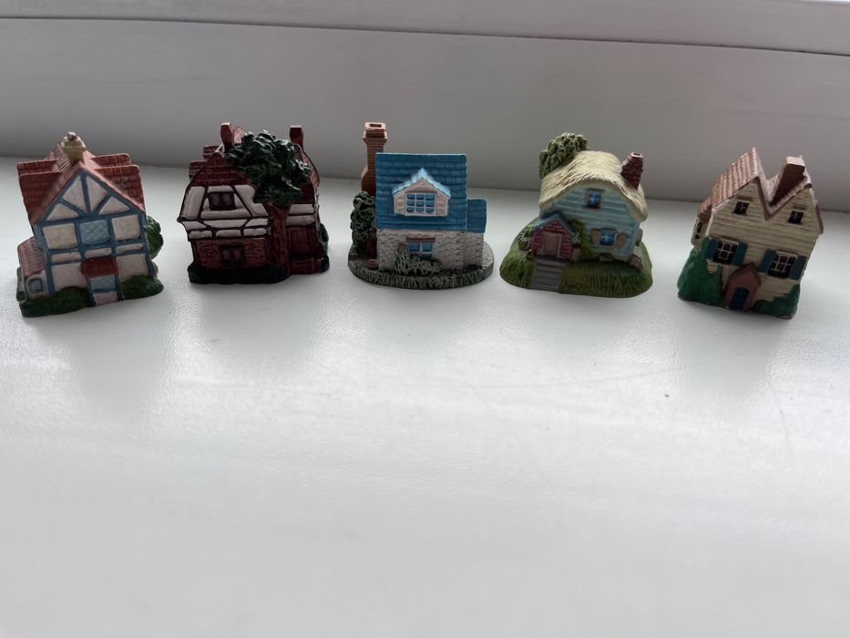 Маленькі сільські будиночки статуетки