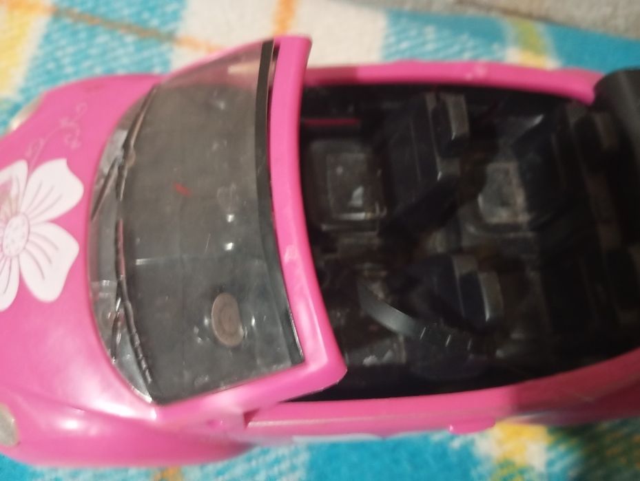 Машинка и три маленьких куколки