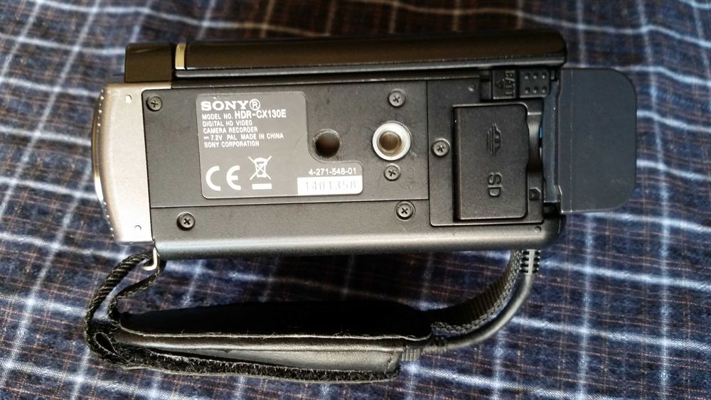 Sony HDR-CX130E видеокамера с зарядным устройством