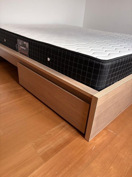 Cama Ikea Malm usada com colchão e estrado