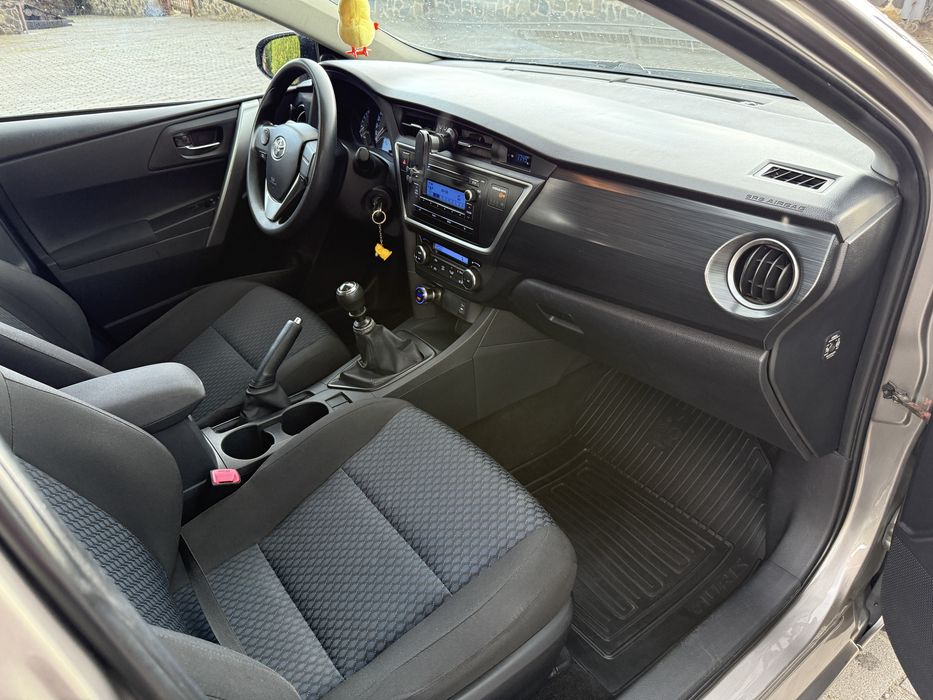 Toyota Auris 2013 хечбек БЕНЗИН 1.3
