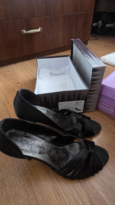 Buty czarne na obcasie