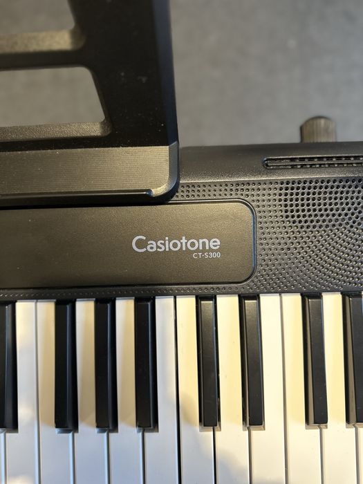 Casio CT-S300 + suporte/base — Como novo