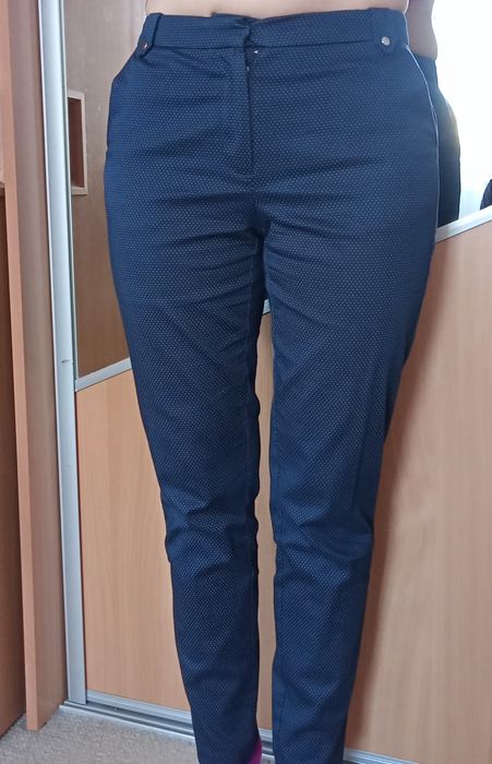 Granatowe spodnie w kropki