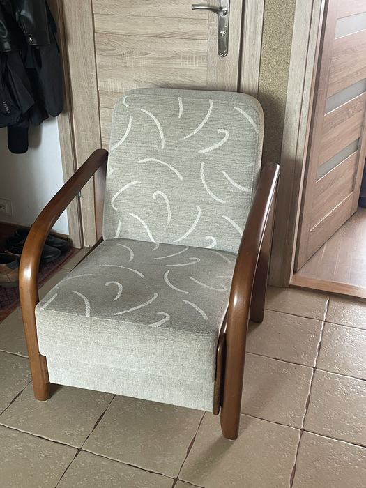Fotel tapicerowany z drewnianymi podłokietnikami