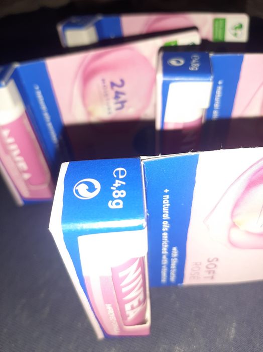 Pomadka Nivea do ust rose różana