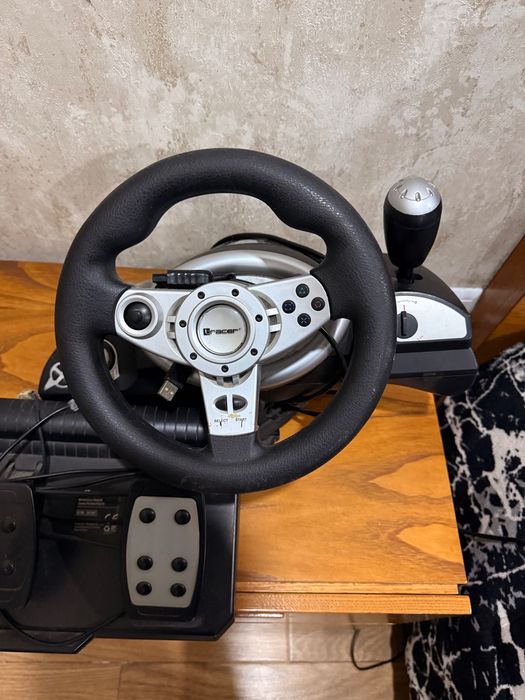 Volante e pedais para computador