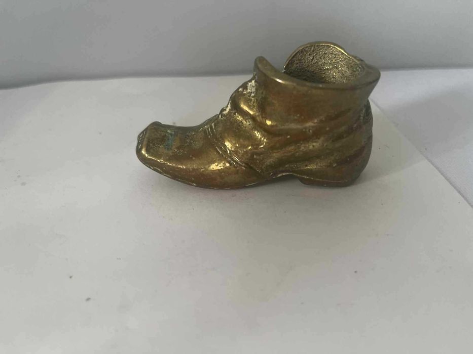 But mosiężna figurka