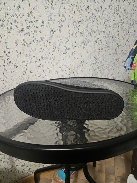 "Продаются новые тапочки Toms Ezra S