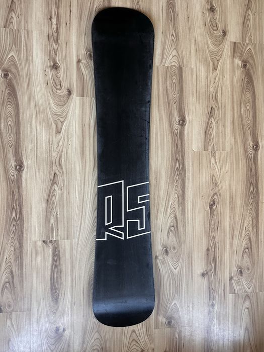 Deska snowboardowa o długości 155 cm