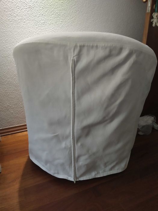 Poltrona com padrão e capa branca