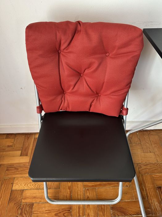 Cadeiras dobravel IKEA com almofadas vermelhas macias