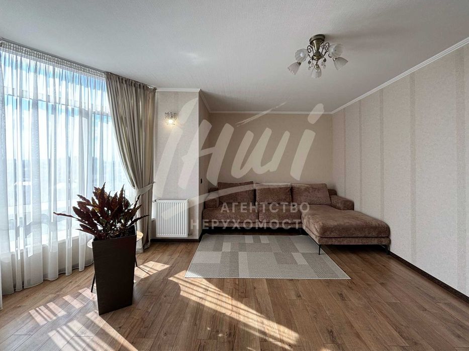 Простора 3-кімнатна квартира з дизайнерськими меблями | новобудова