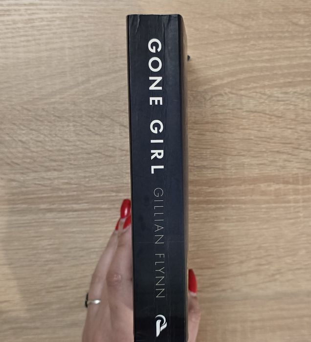 Продам книгу "Gone Girl" Gillian Flynn
