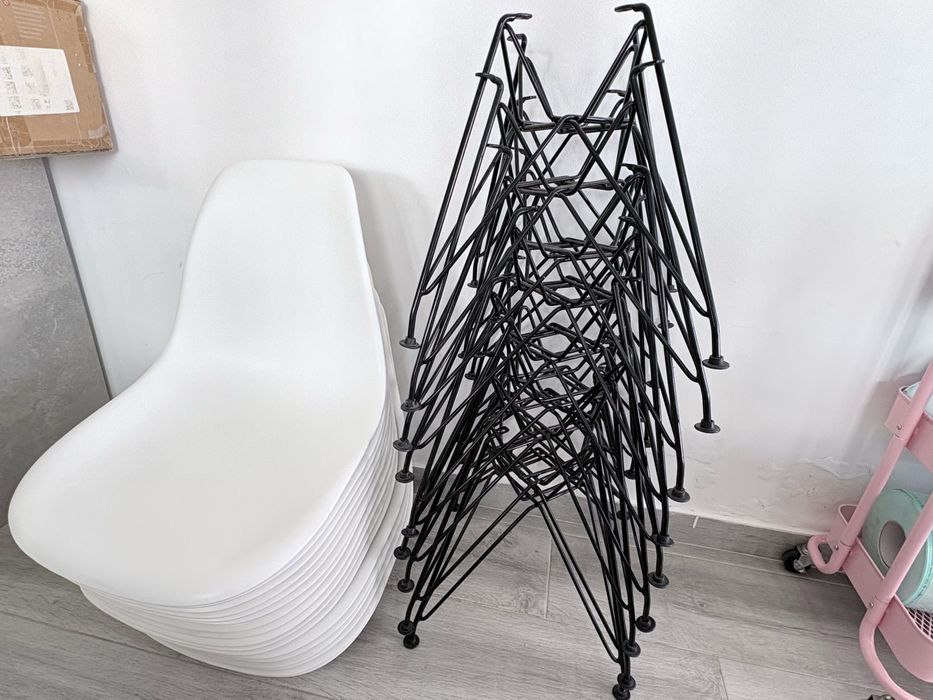 Cadeiras brancas estilo Eames + Estruturas metálicas – Conjunto [45]