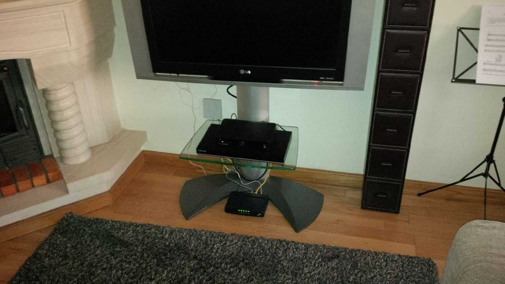 móvel de TV em alumínio e vidro